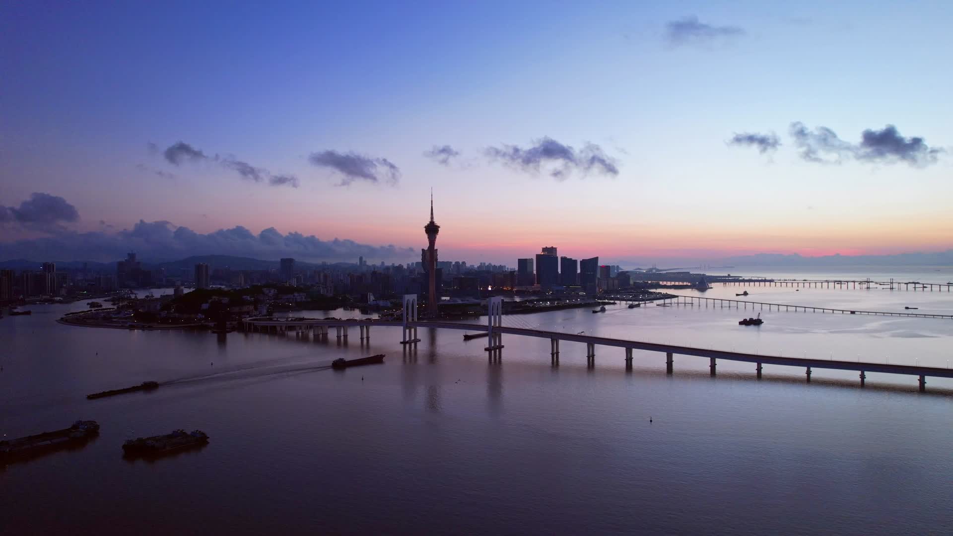 4K澳门大桥远景航拍风景视频的预览图