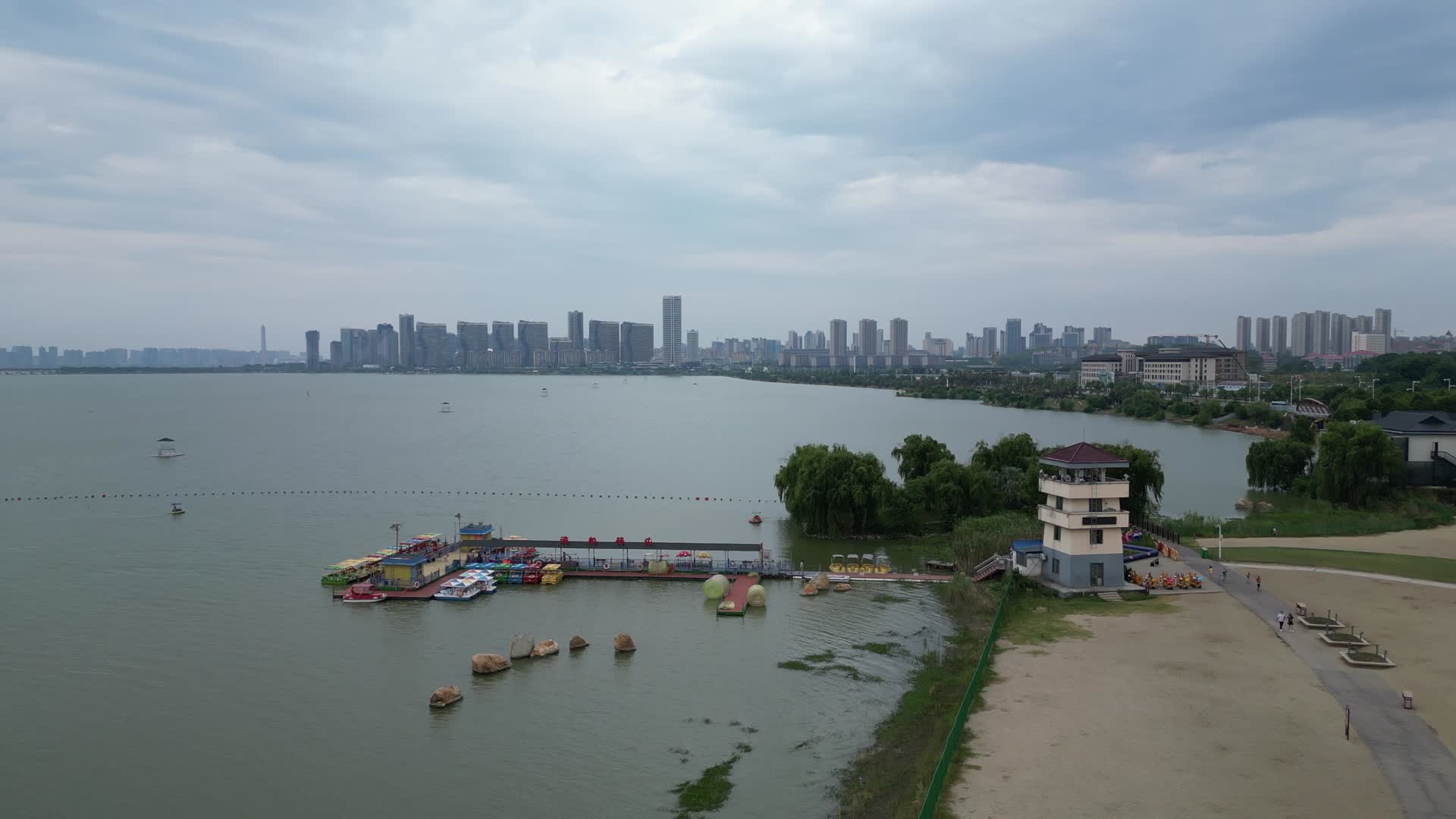 航拍江西九江八里湖婚礼公园4A景区视频的预览图