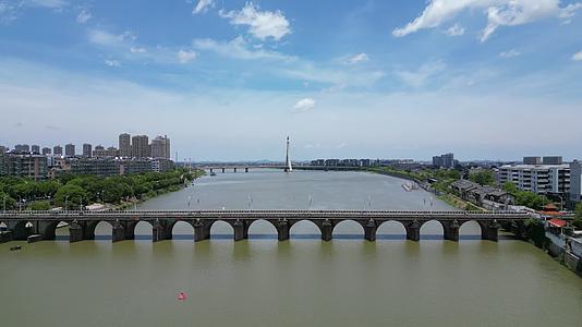 航拍江西抚州文昌桥视频的预览图