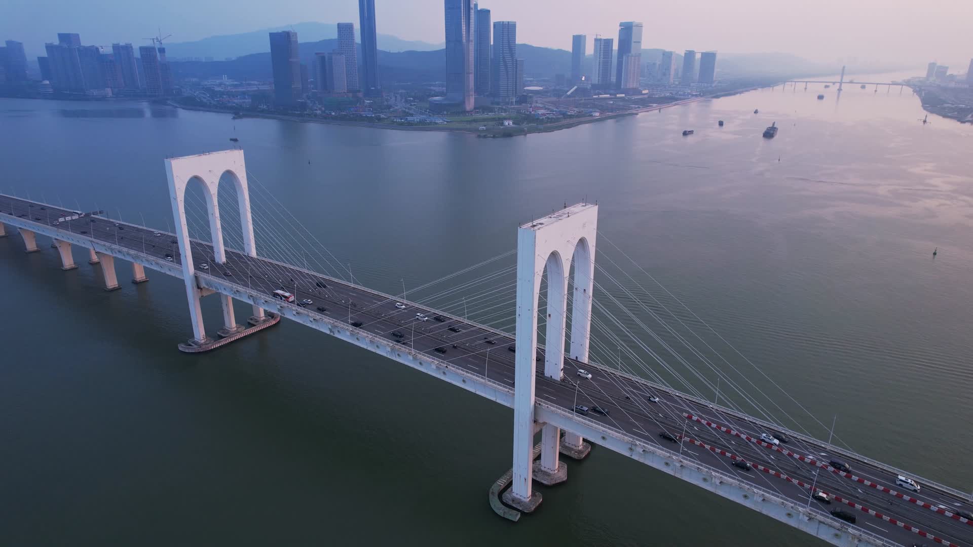 4K澳门大桥航拍风景视频的预览图
