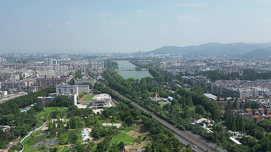 湖北襄阳城市绿化襄阳公园航拍视频的预览图