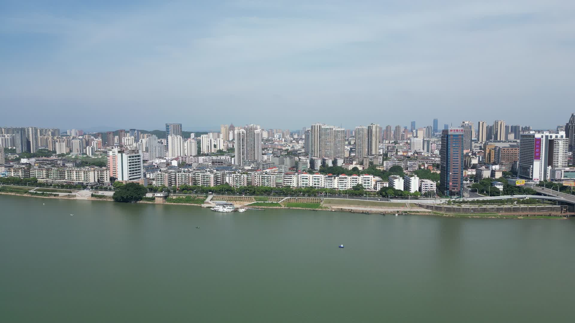 航拍江西吉安城市天际线视频的预览图