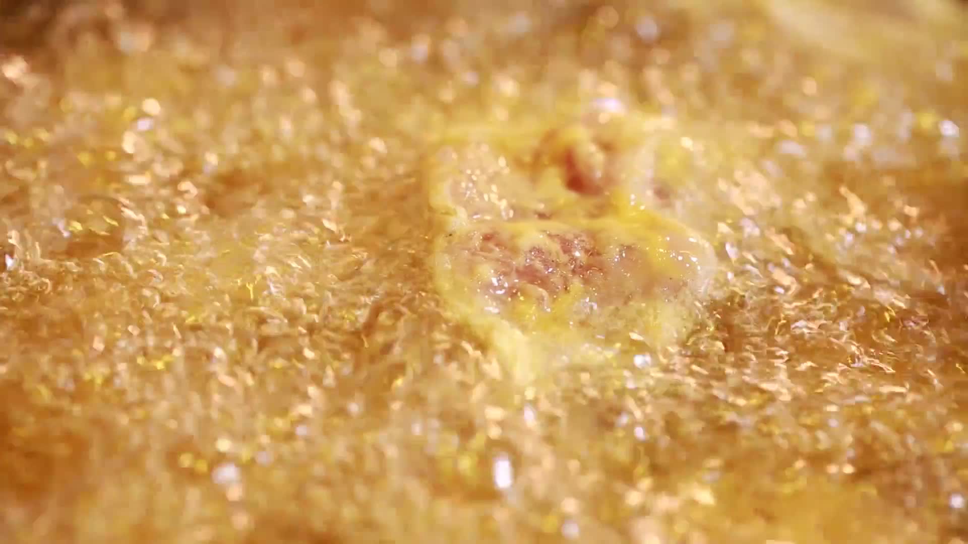 镜头合集深油炸制鱼块炸鱼柳炸熏鱼视频的预览图