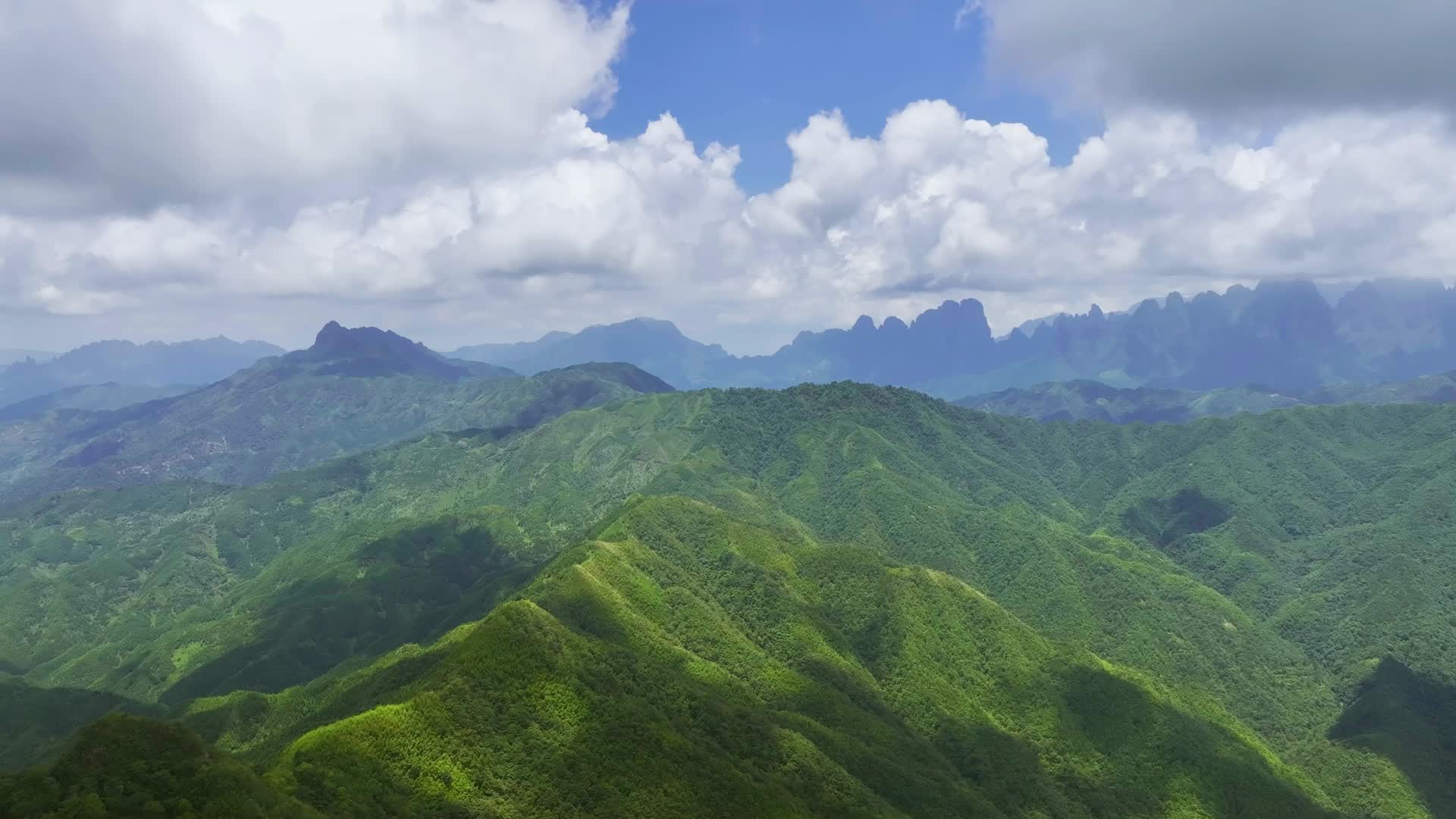 4K无人机航拍平南北帝山山顶风光视频的预览图