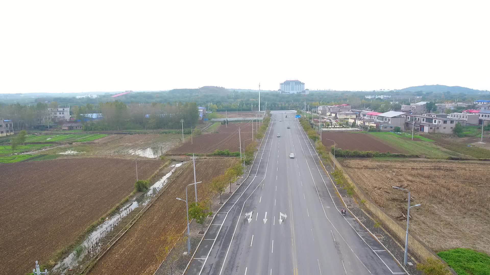 航拍道路交通视频的预览图