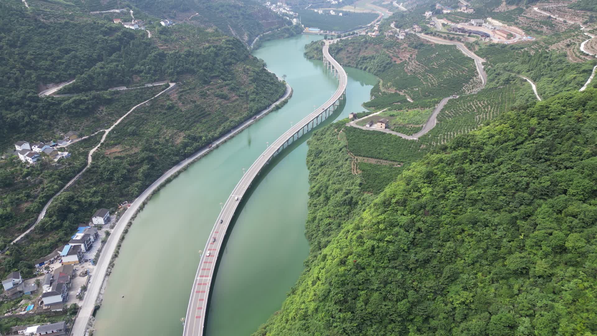 航拍中国最美水上公路湖北新山视频的预览图