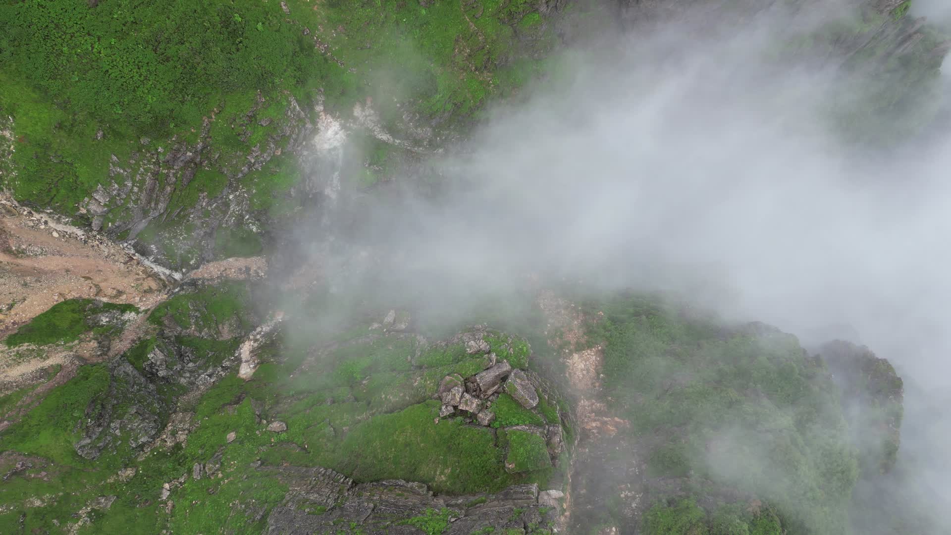 航拍湖北神农架5A景区视频的预览图