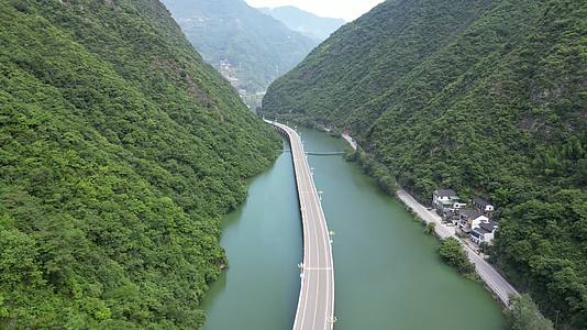航拍中国最美水上公路湖北新山视频的预览图