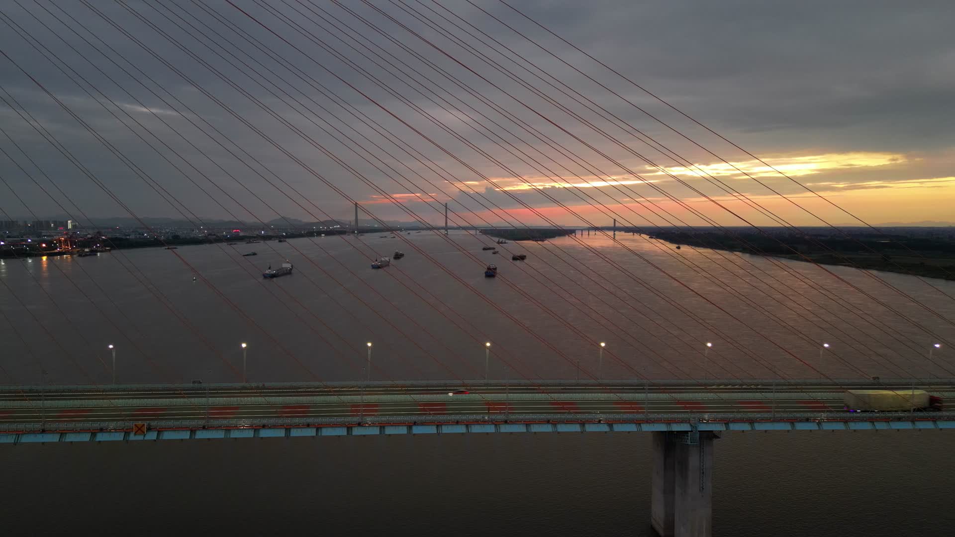 航拍夕阳晚霞货运船只桥梁视频的预览图