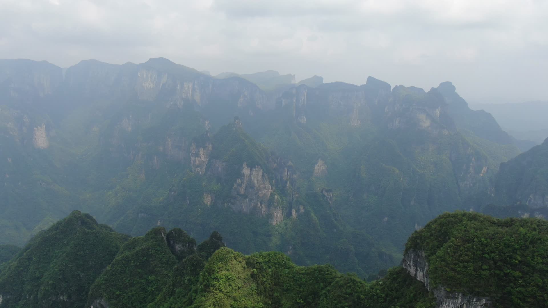 航拍大山悬崖峭壁视频的预览图