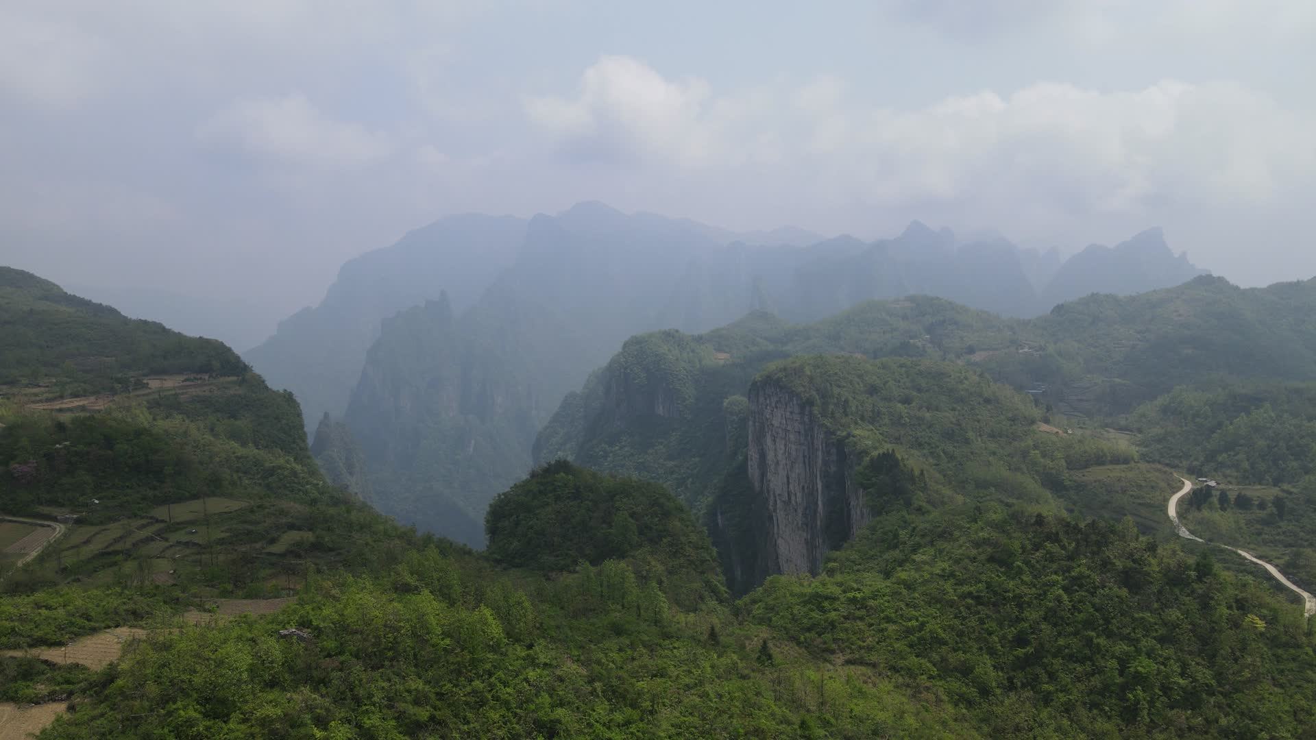 航拍大山悬崖峭壁视频的预览图