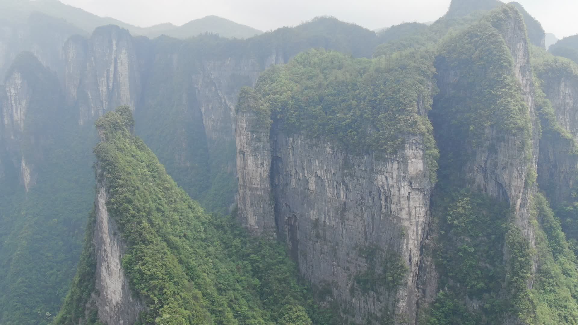 航拍高山悬岩峭壁视频的预览图