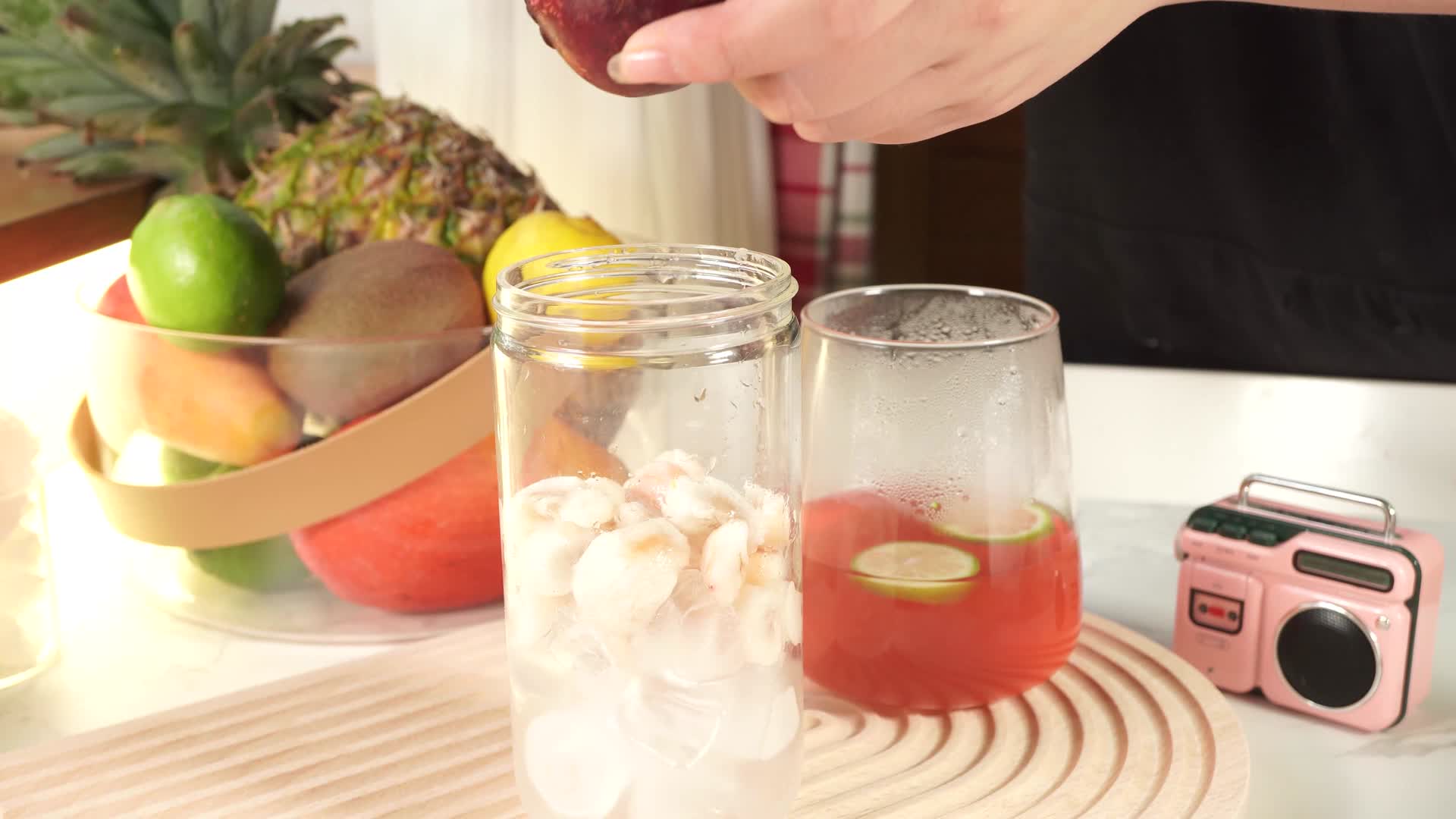 果汁冰块加入榨汁杯搅拌视频的预览图
