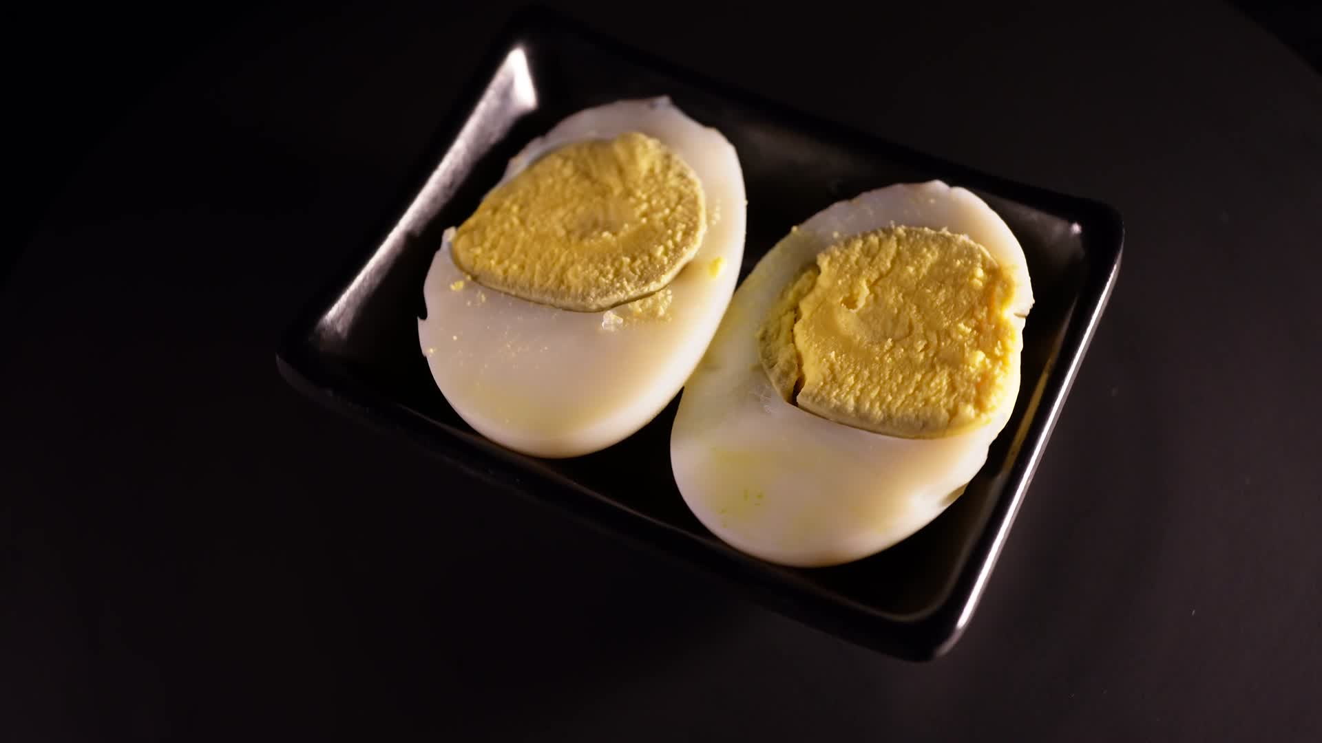 鸡蛋黄鸡蛋清煮鸡蛋视频的预览图