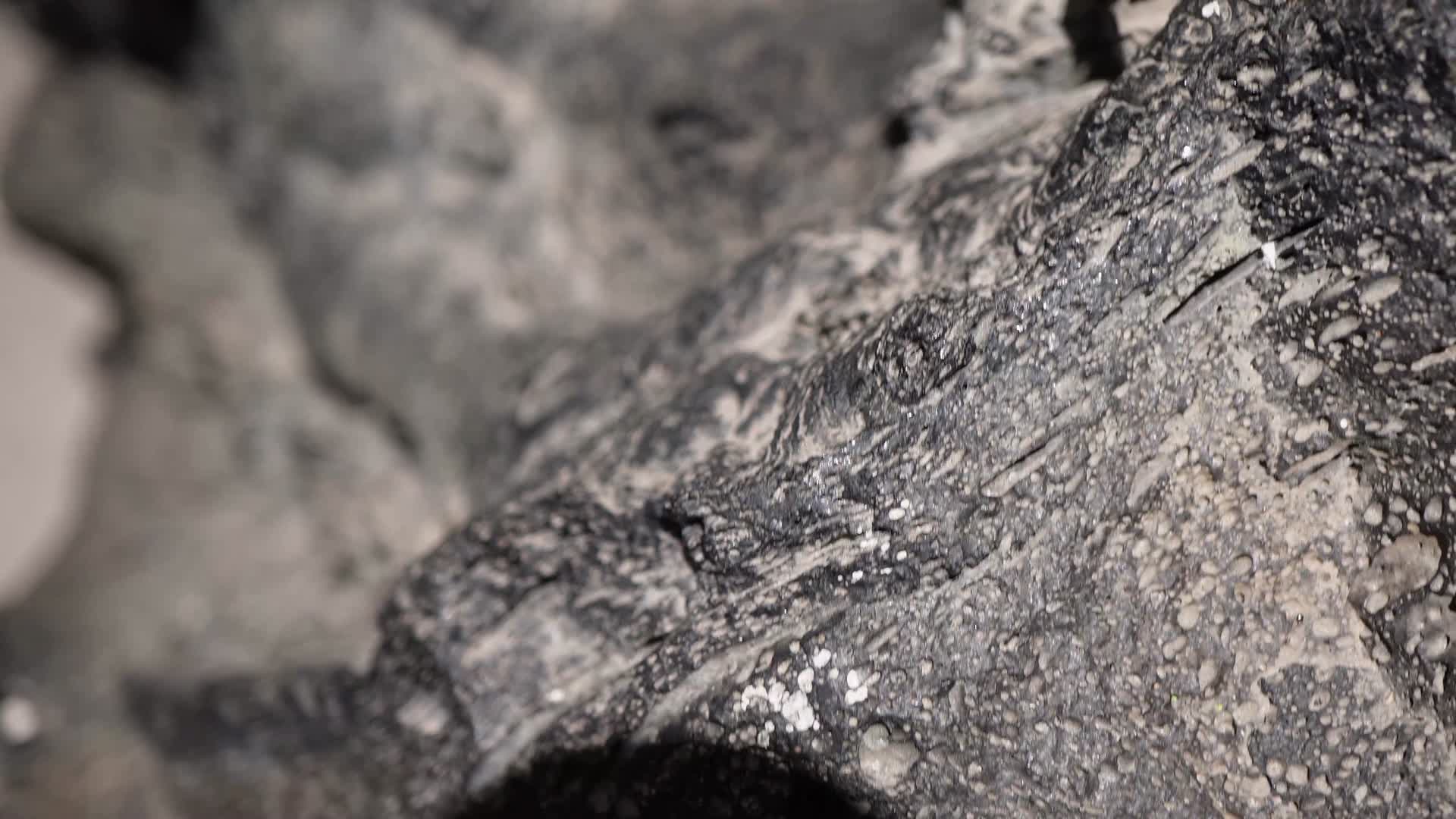 坑坑洼洼陨石火山岩视频的预览图