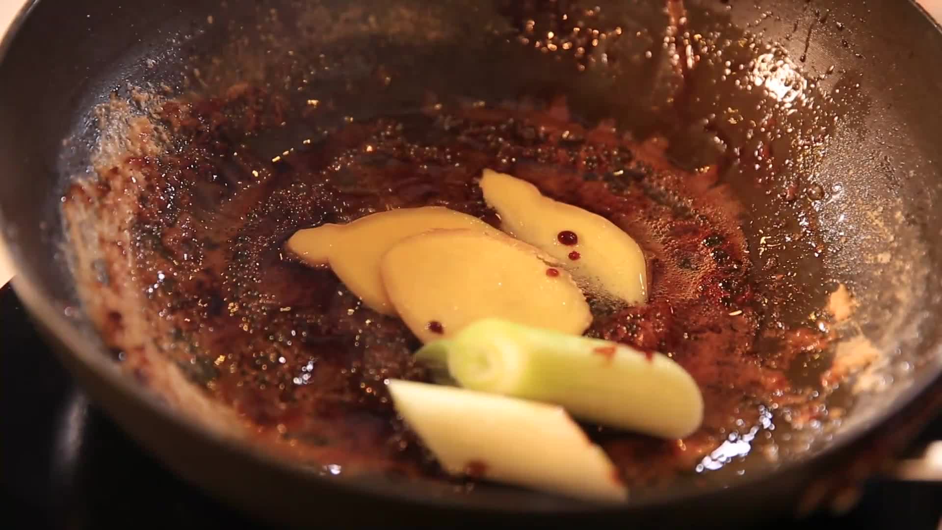 镜头合集加调料配制炖肉卤肉料汁视频的预览图
