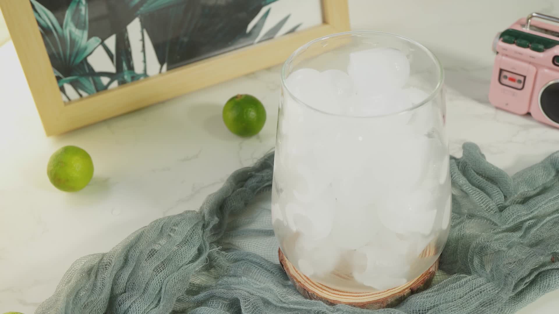 玻璃杯加入冰块视频的预览图