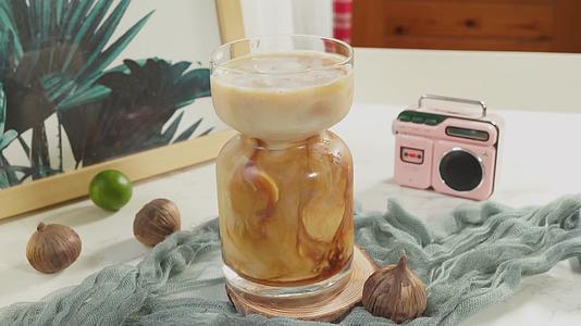 冰咖啡冰美式摩卡拿铁视频的预览图
