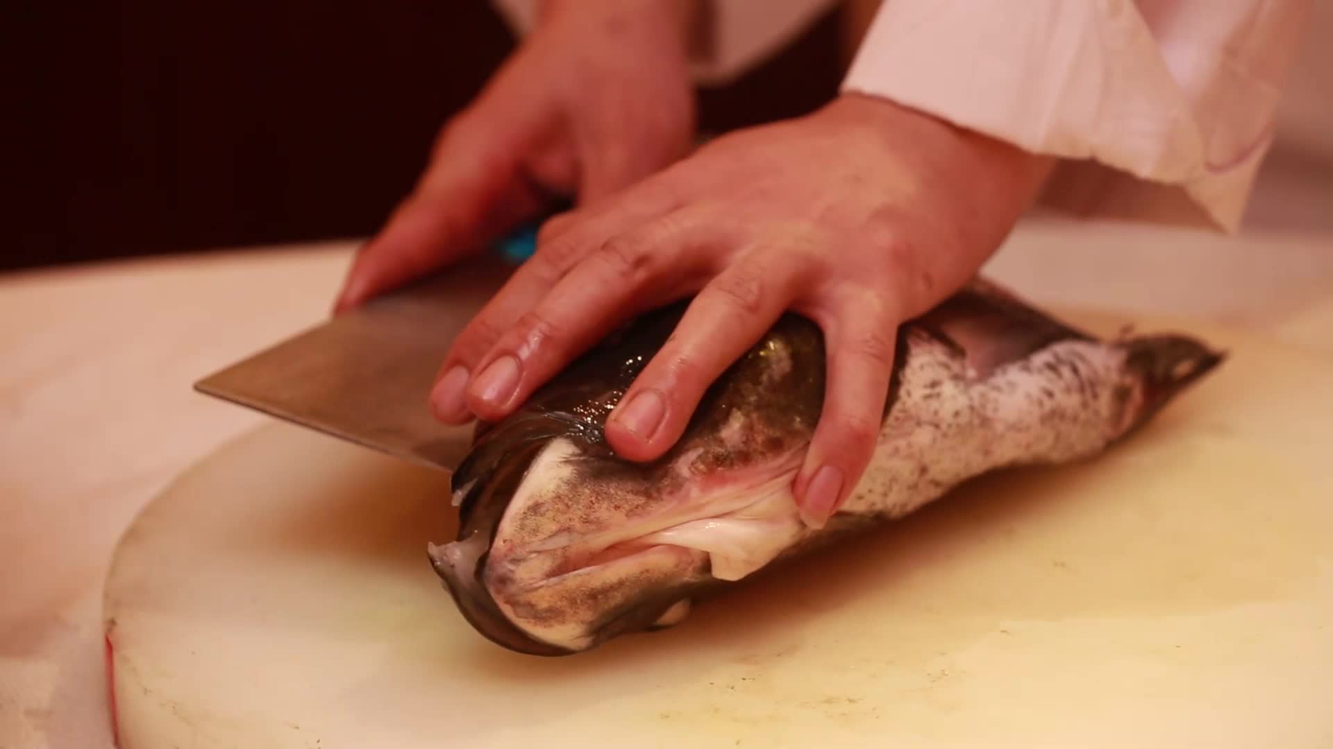 镜头合集厨师切胖头鱼鱼头视频的预览图