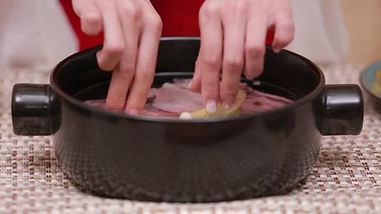 镜头合集砂锅葱姜炖牛肉视频的预览图
