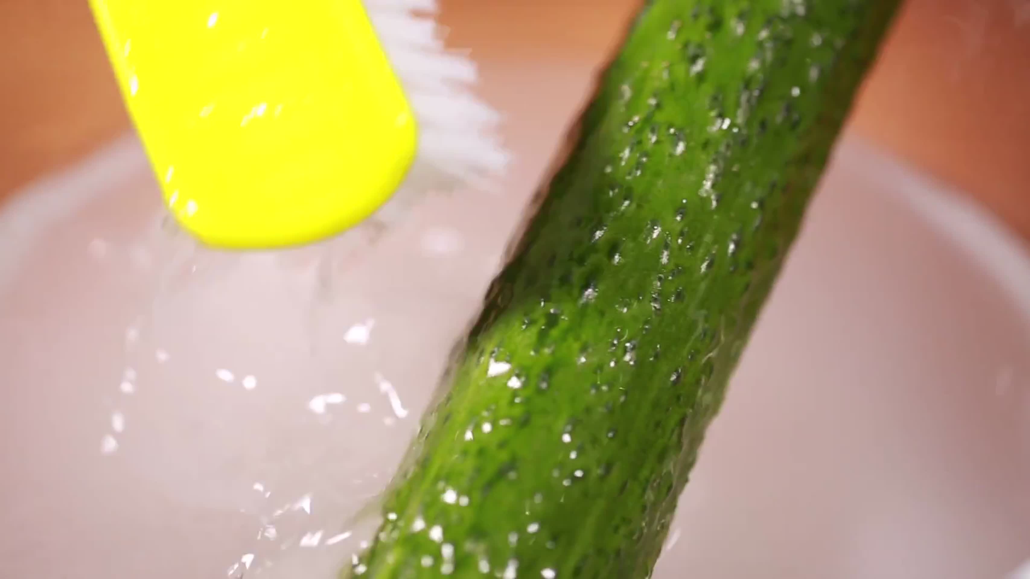 镜头合集面粉刷子清洗刷洗黄瓜视频的预览图