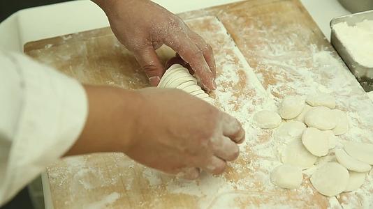 镜头合集白案厨师擀饺子皮视频的预览图