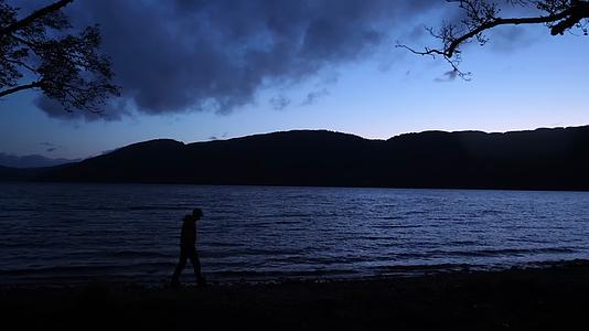 男子独自站在湖边情绪空镜视频的预览图