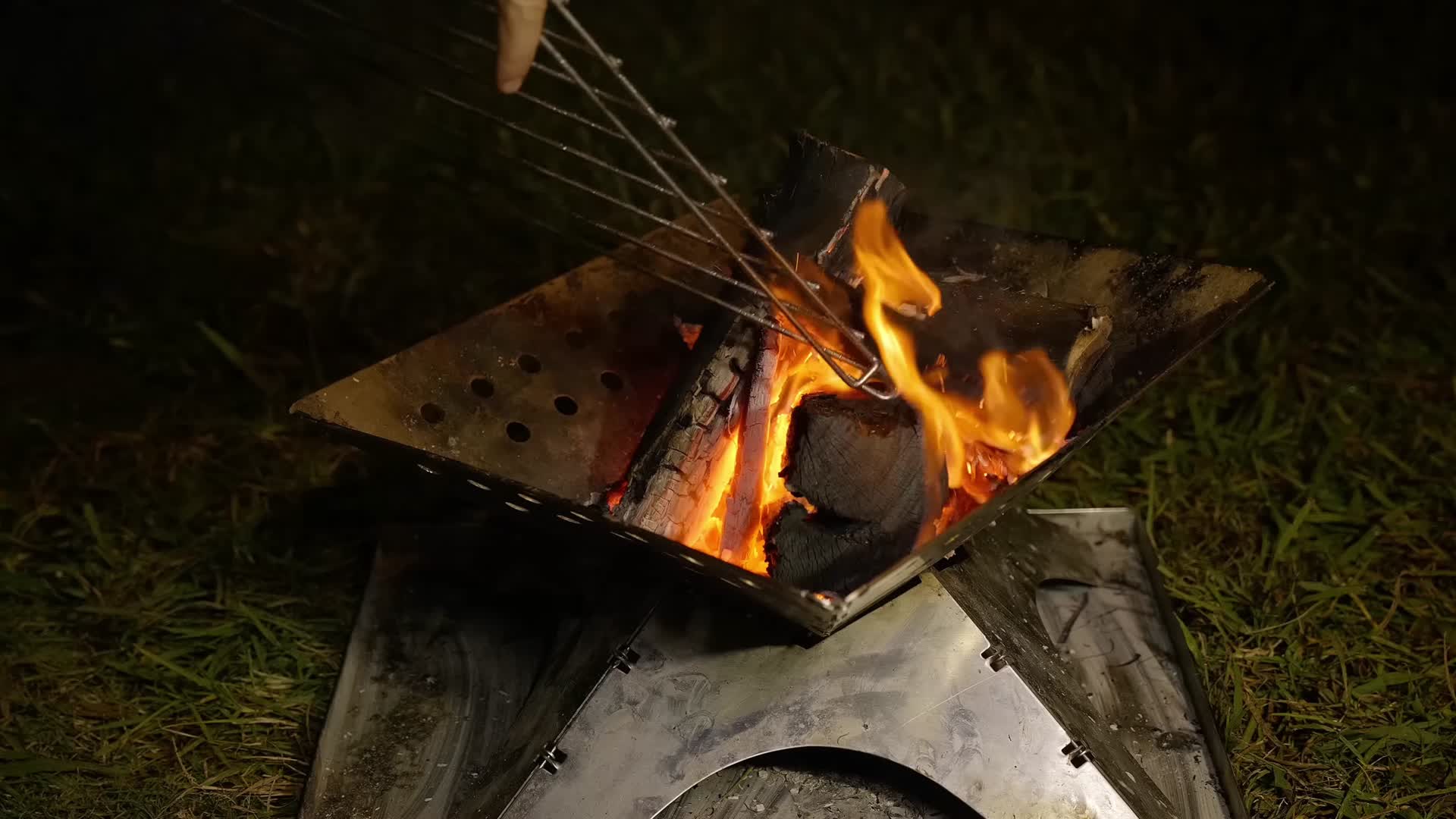 夜晚户外露营烹饪烧烤视频的预览图
