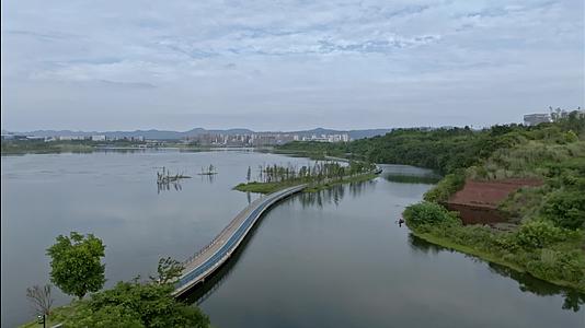 4k航拍成都天府新区兴隆湖公园桥视频的预览图