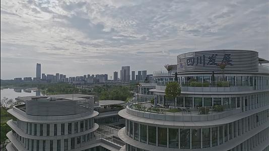 4k航拍成都天府新区兴隆湖公园旁边建筑四川发展视频的预览图