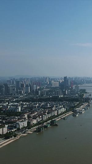 武汉长江清晨迷雾竖屏航拍视频的预览图