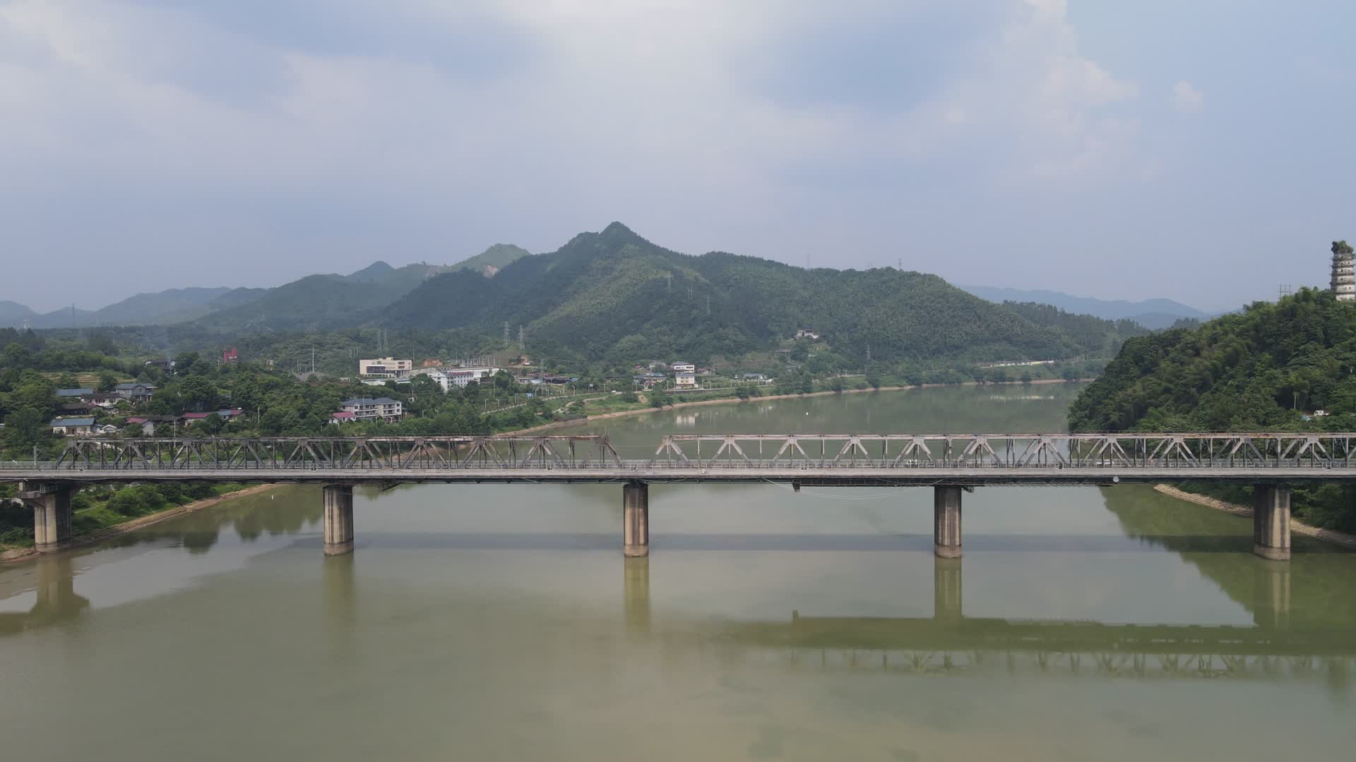 航拍跨江铁路大桥交通视频的预览图