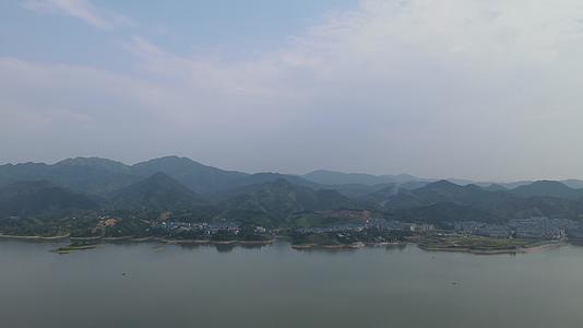 航拍湖北武汉城市建设竖屏视频的预览图