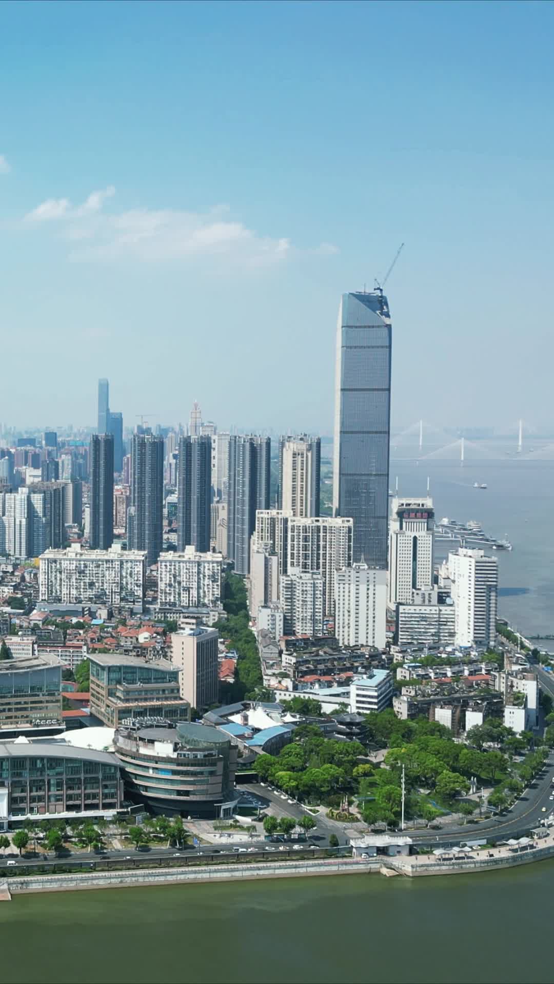 武汉长江航运中心CBD竖屏航拍视频的预览图