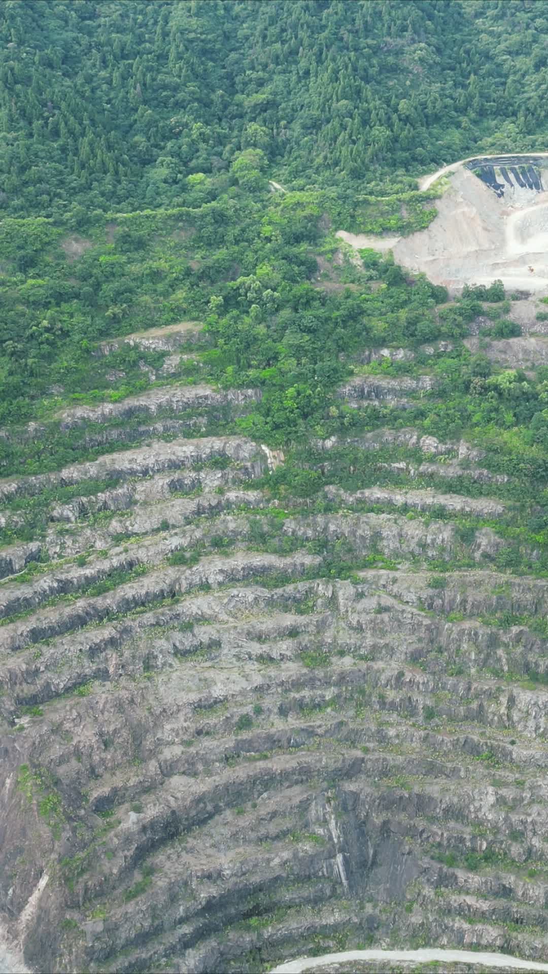 航拍湖北黄石国家矿山公园亚洲第一坑视频的预览图