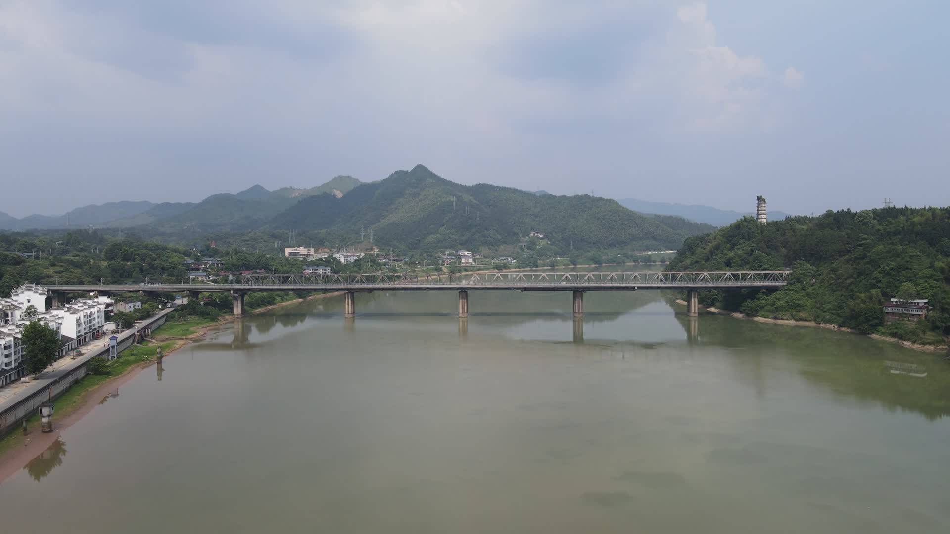 航拍跨江铁路大桥交通视频的预览图
