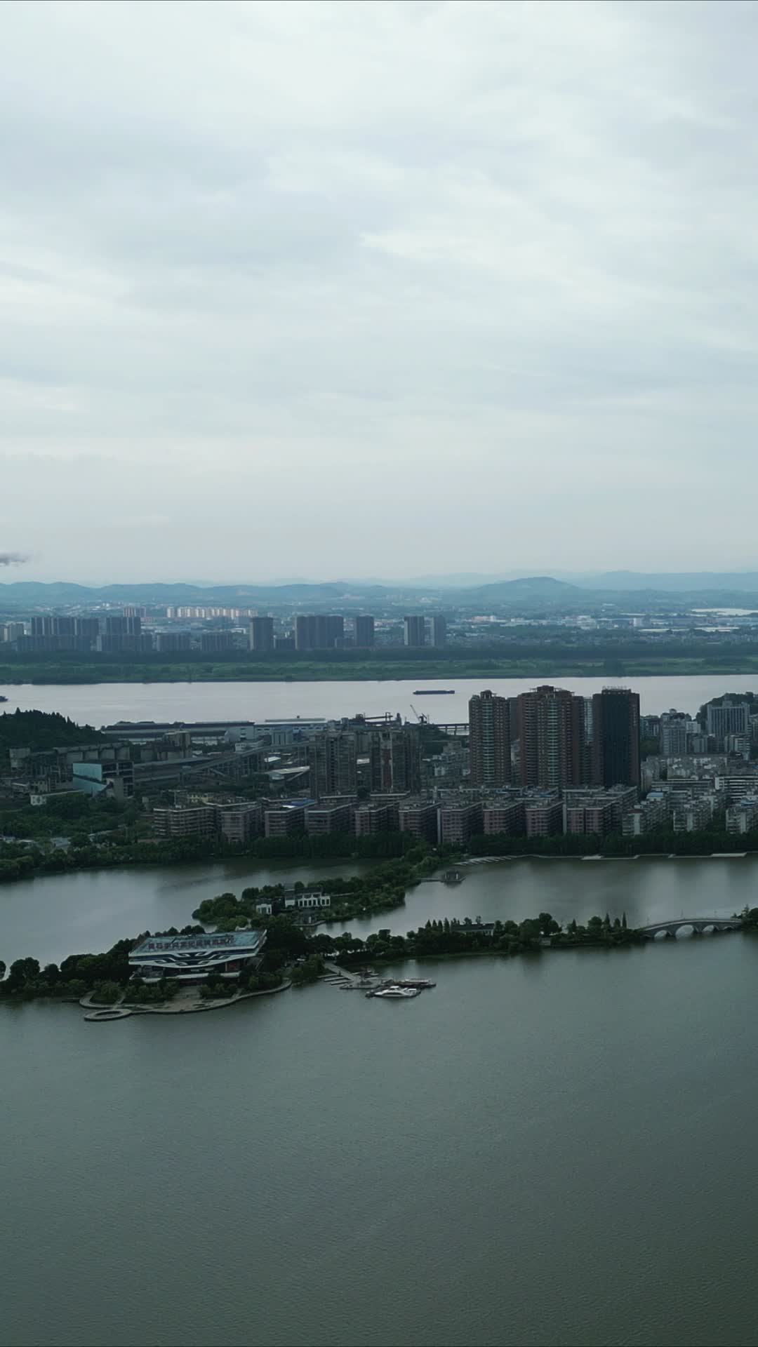 航拍水上唯美公路黄石杭州路视频的预览图