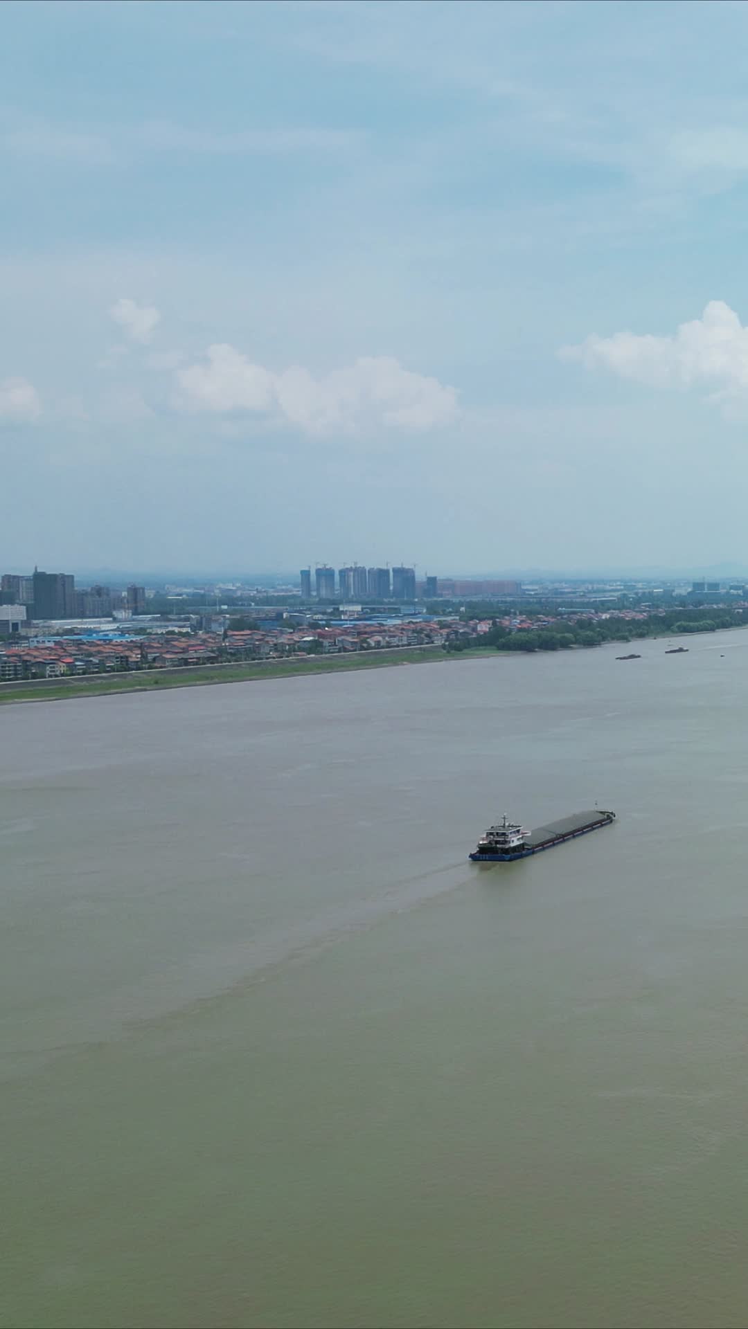 航拍湖北长江航运竖屏视频的预览图