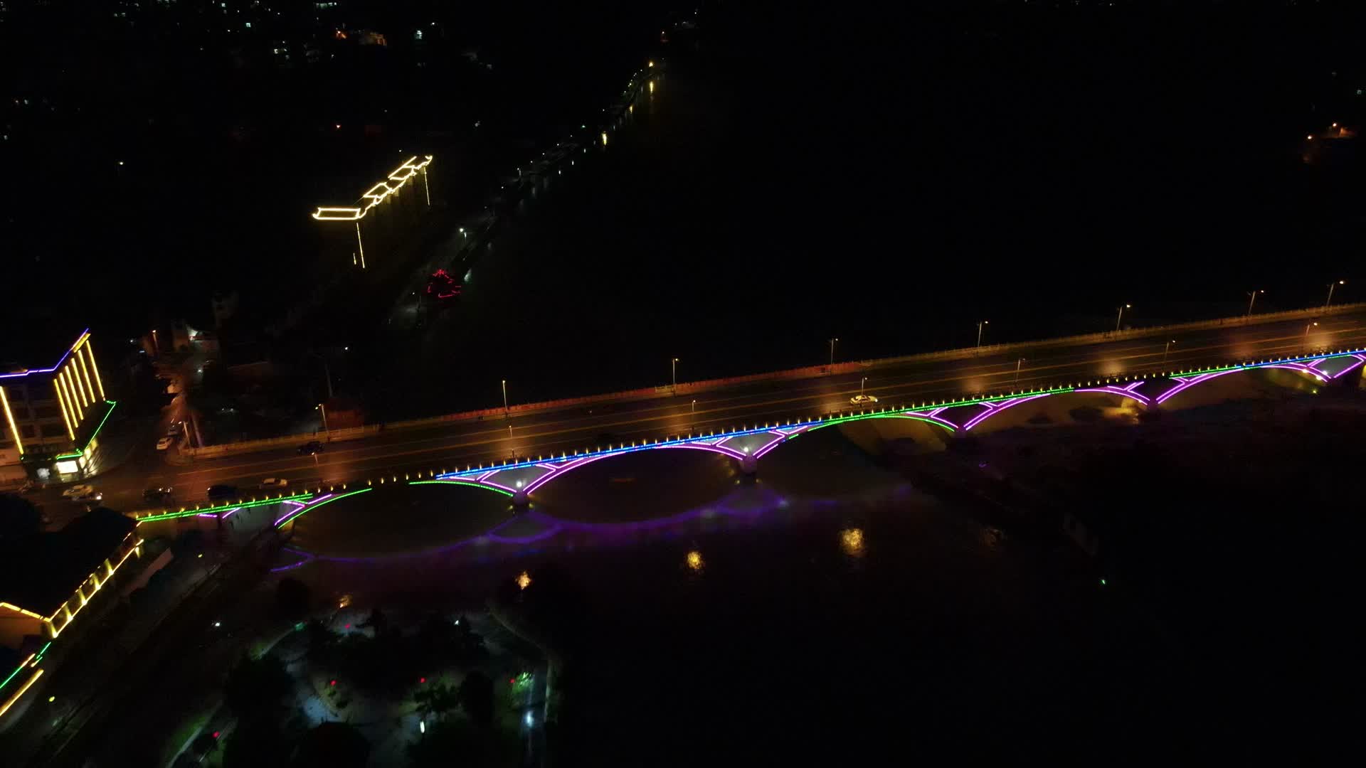 航拍风雨桥夜景灯光视频的预览图