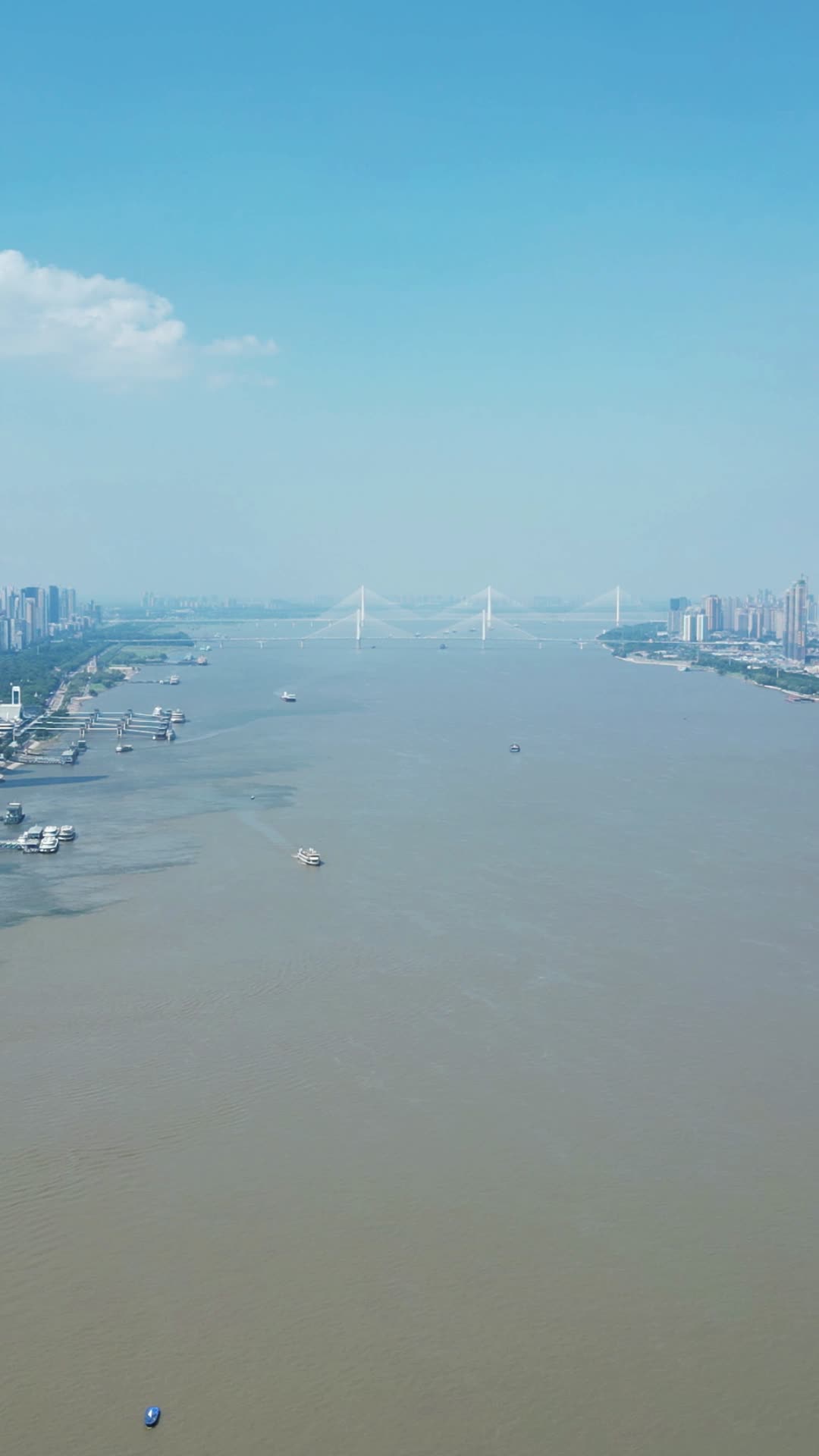 武汉长江风光竖屏航拍视频的预览图