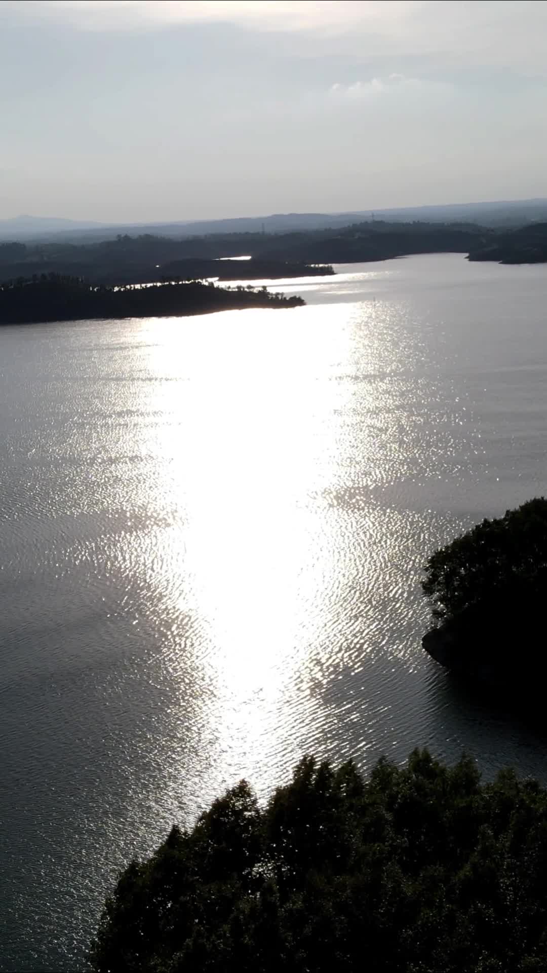 航拍夕阳下的湖泊岛屿视频的预览图