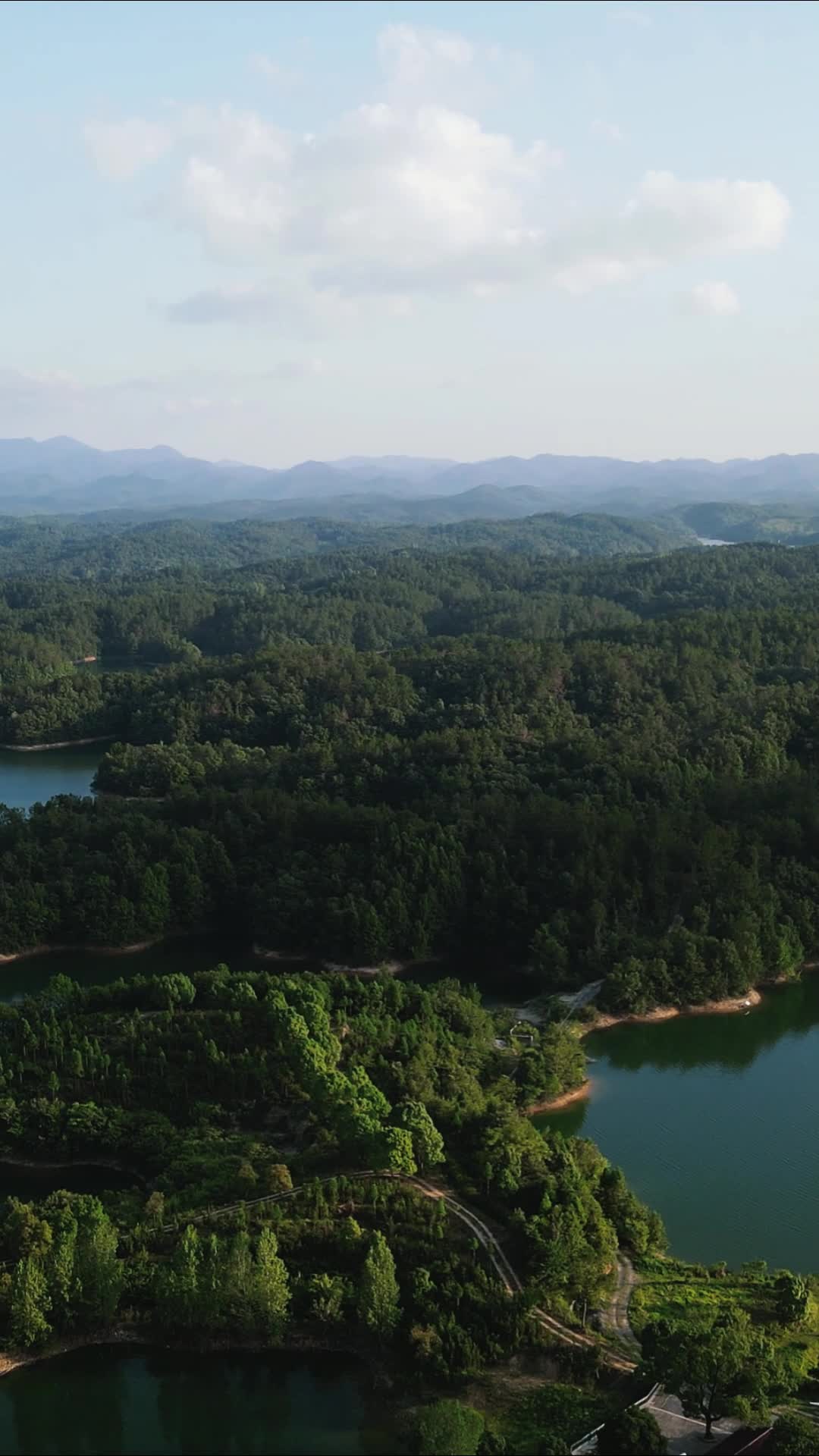 航拍青山绿水湖泊岛屿自然风光视频的预览图