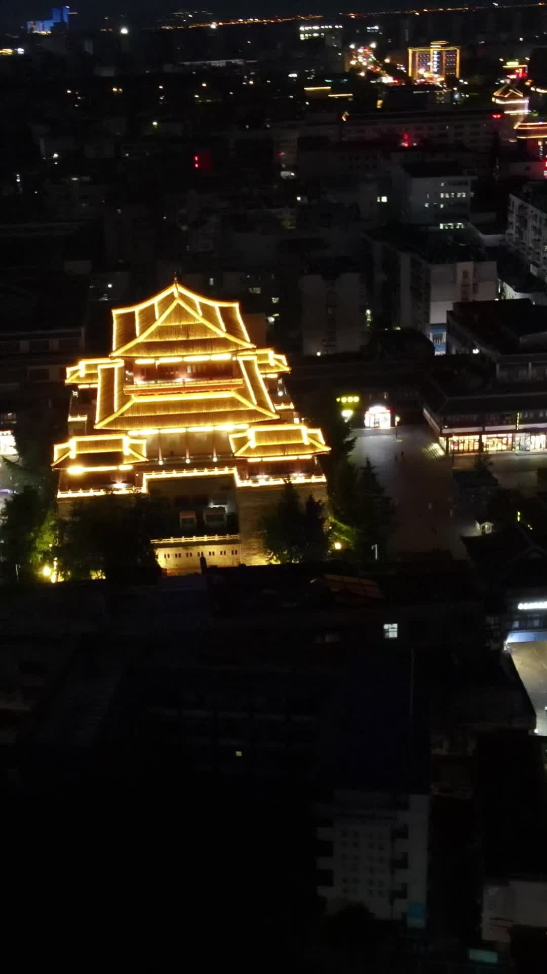 航拍湖北襄阳古城夜景视频的预览图