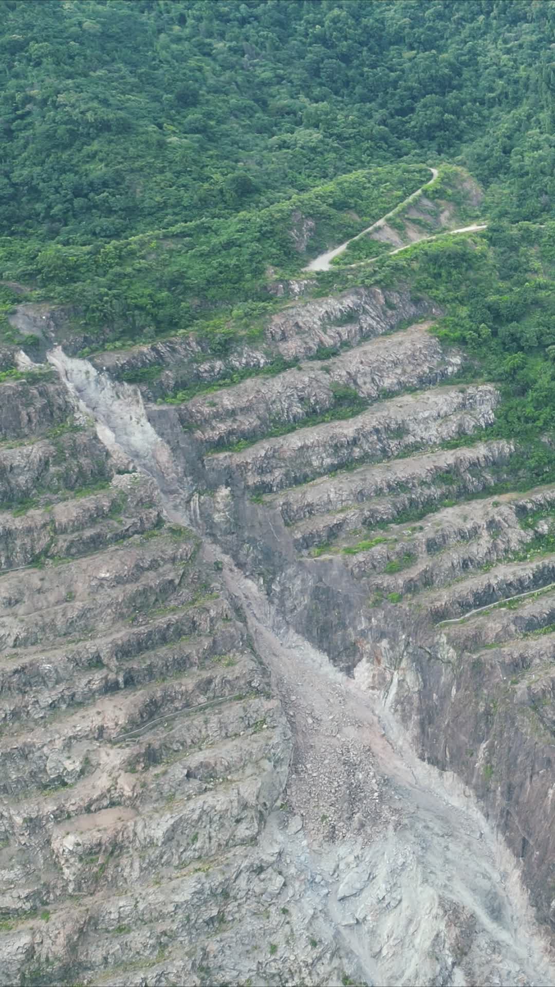 航拍湖北黄石国家矿山公园亚洲第一坑视频的预览图