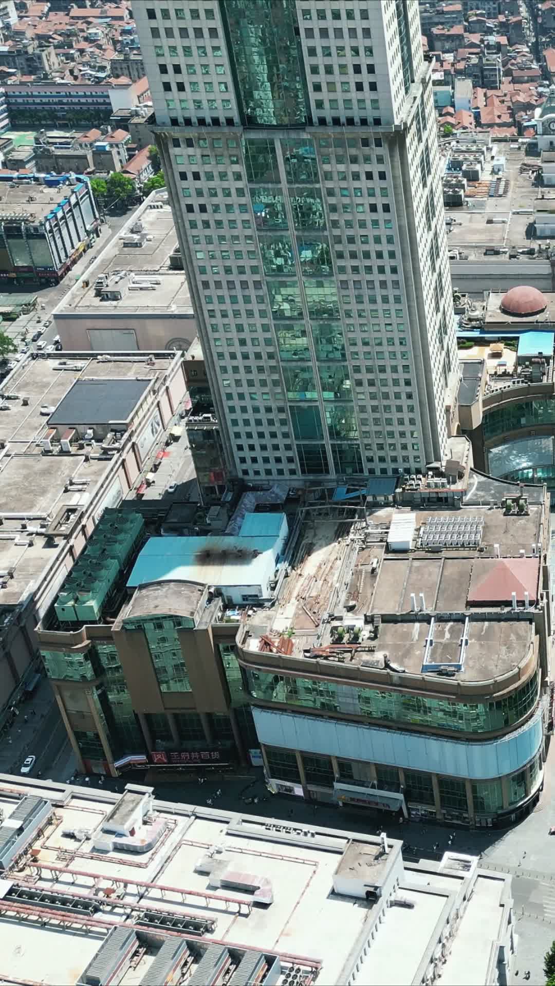 航拍武汉城市高楼竖屏视频的预览图