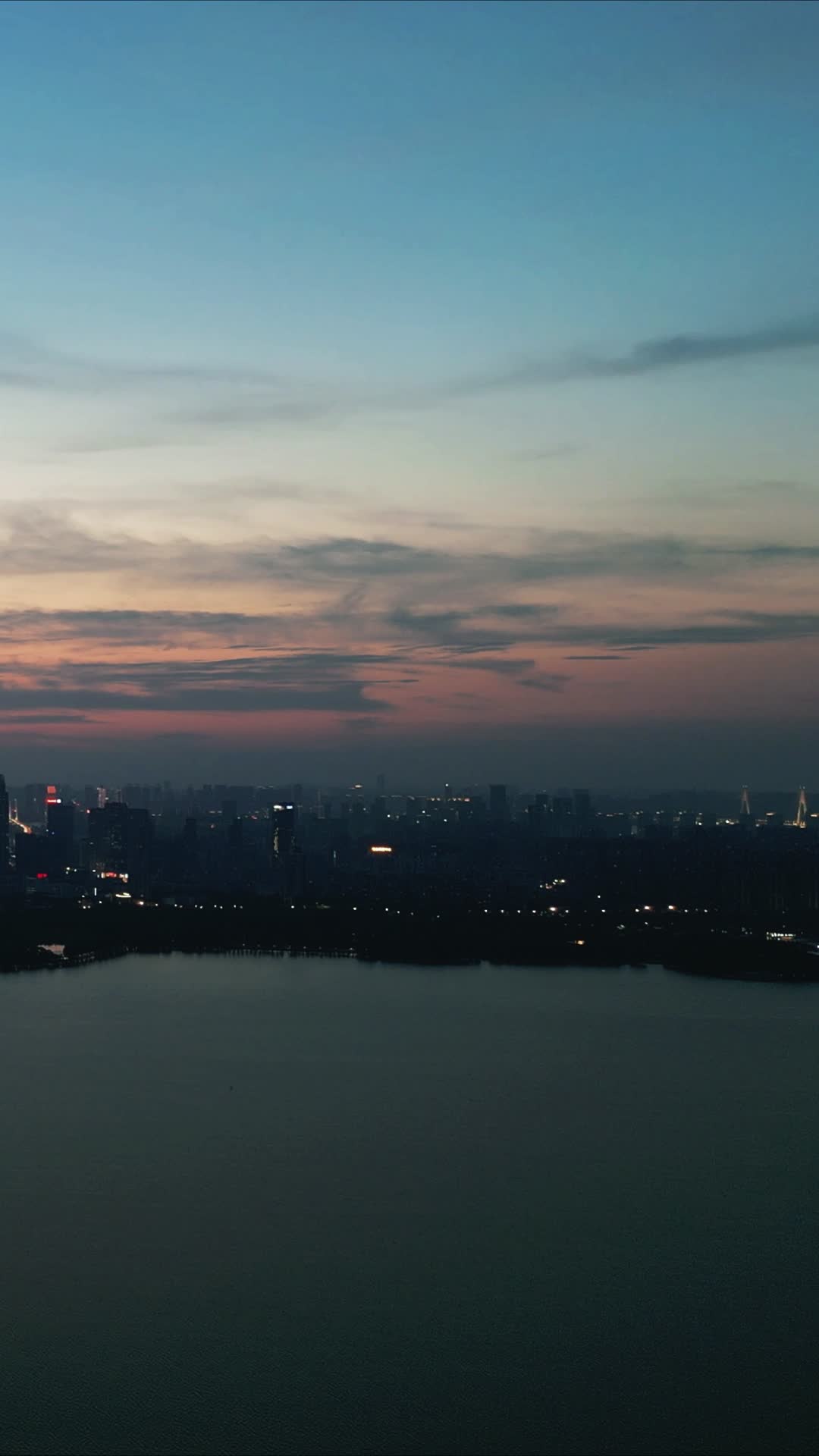 武汉东湖落日晚霞竖屏航拍视频的预览图