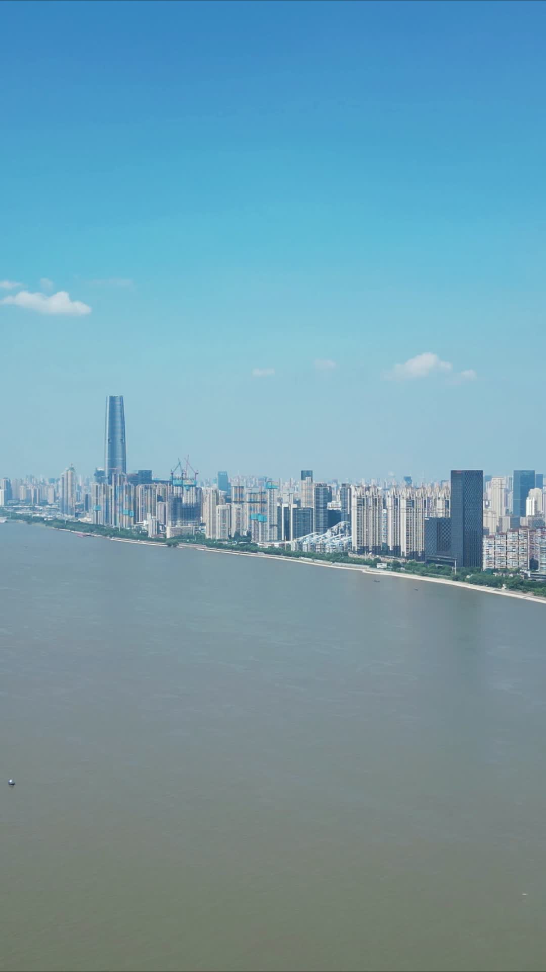 航拍武汉城市高楼竖屏视频的预览图
