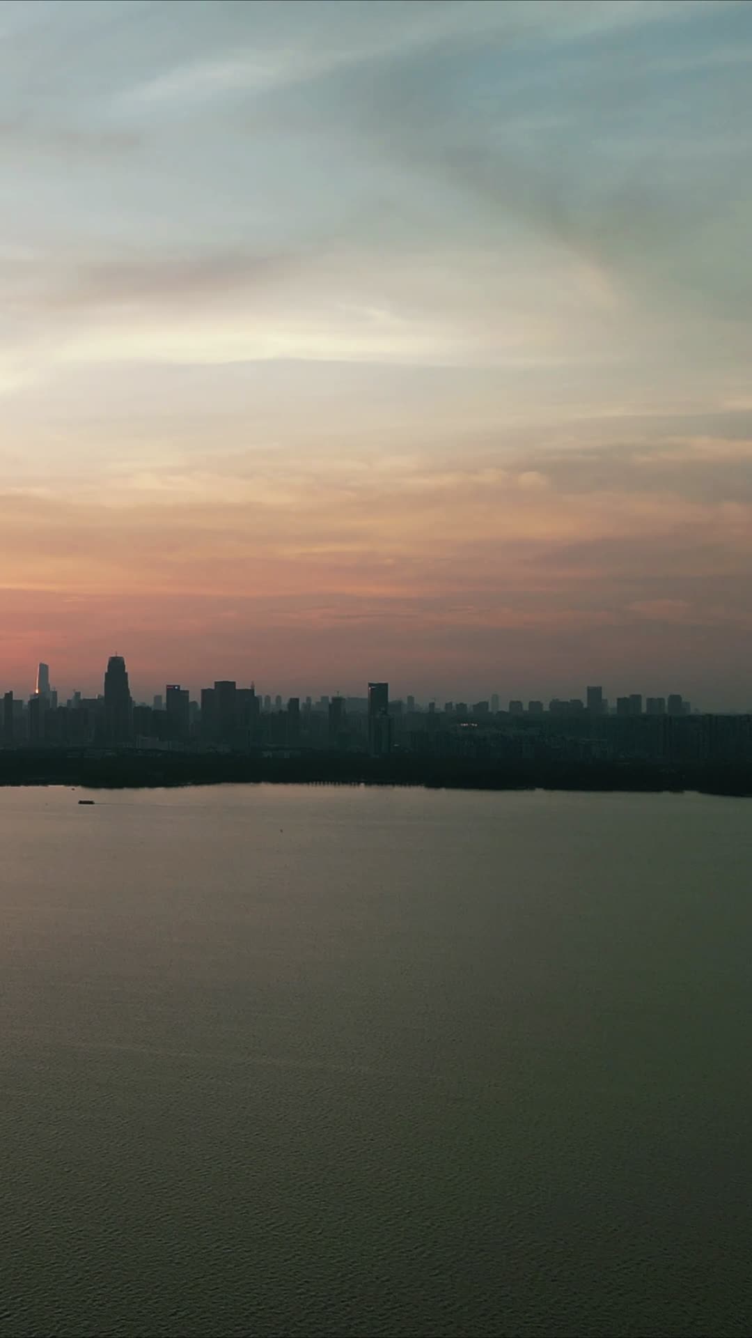 武汉东湖落日晚霞竖屏航拍视频的预览图