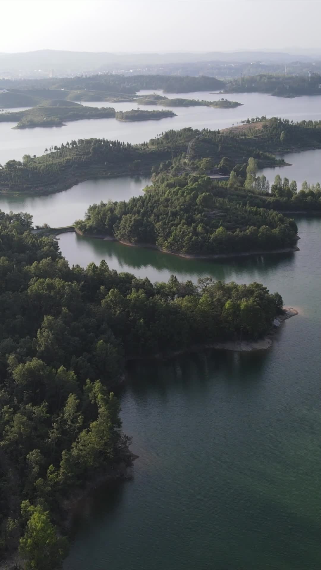 航拍青山绿水湖泊岛屿自然风光视频的预览图