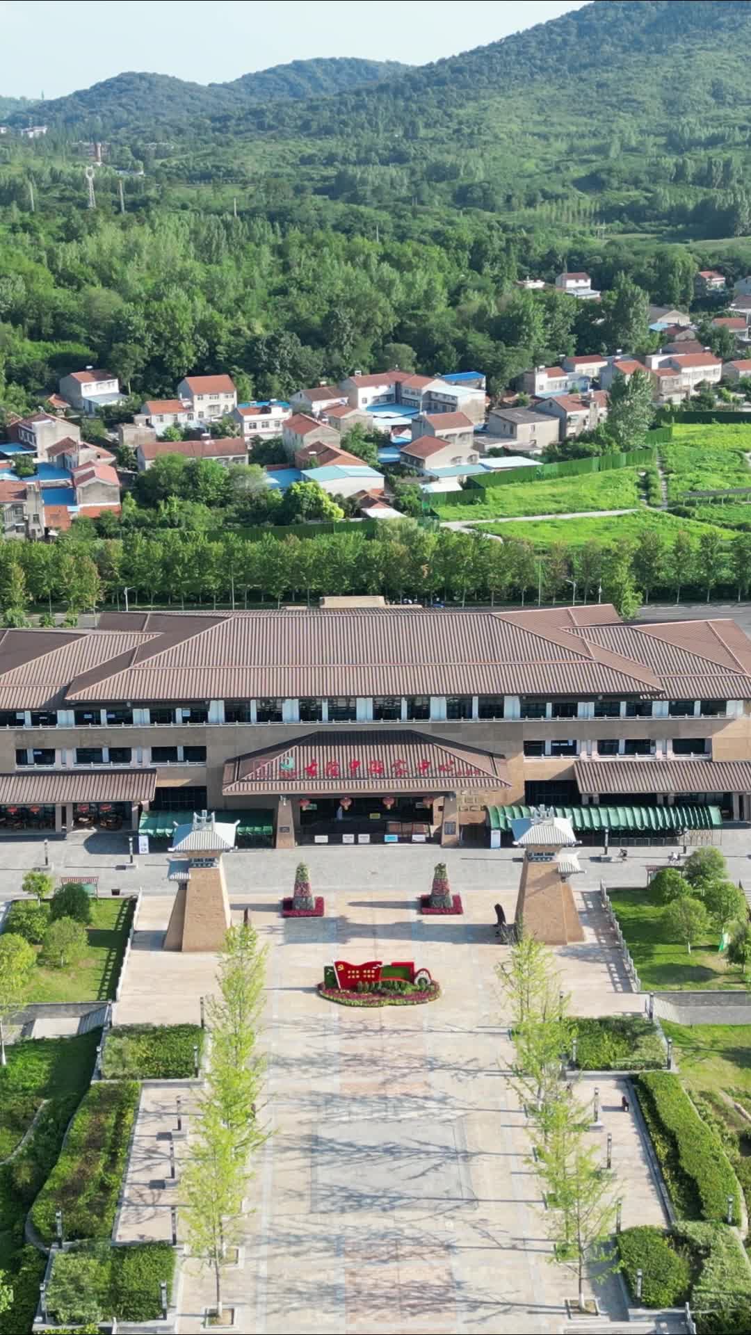 航拍湖北襄阳古隆中5A景区游客中心视频的预览图